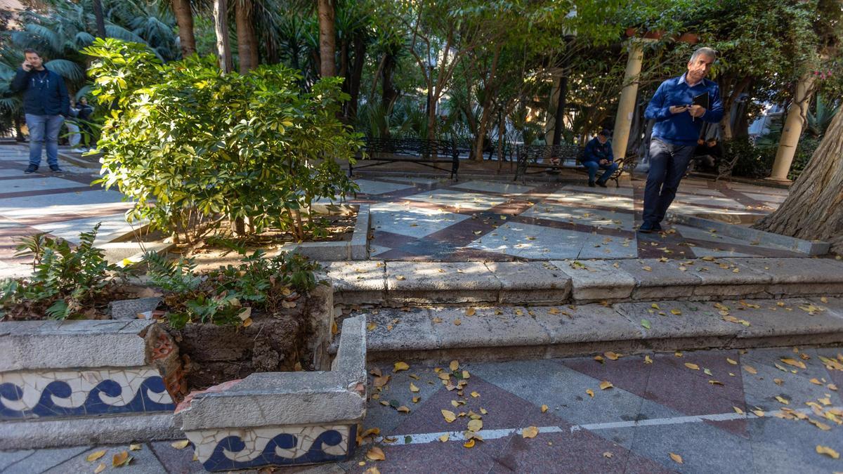 Una de las jardineras deterioradas en la plaza de Gabriel Miró.