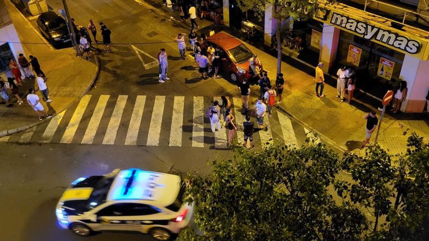 Presencia policial en una zona donde los vecinos reiteradamente vienen avisando a los agentes por los continuos ruidos en la calle en horas de descanso. | INFORMACIÓN