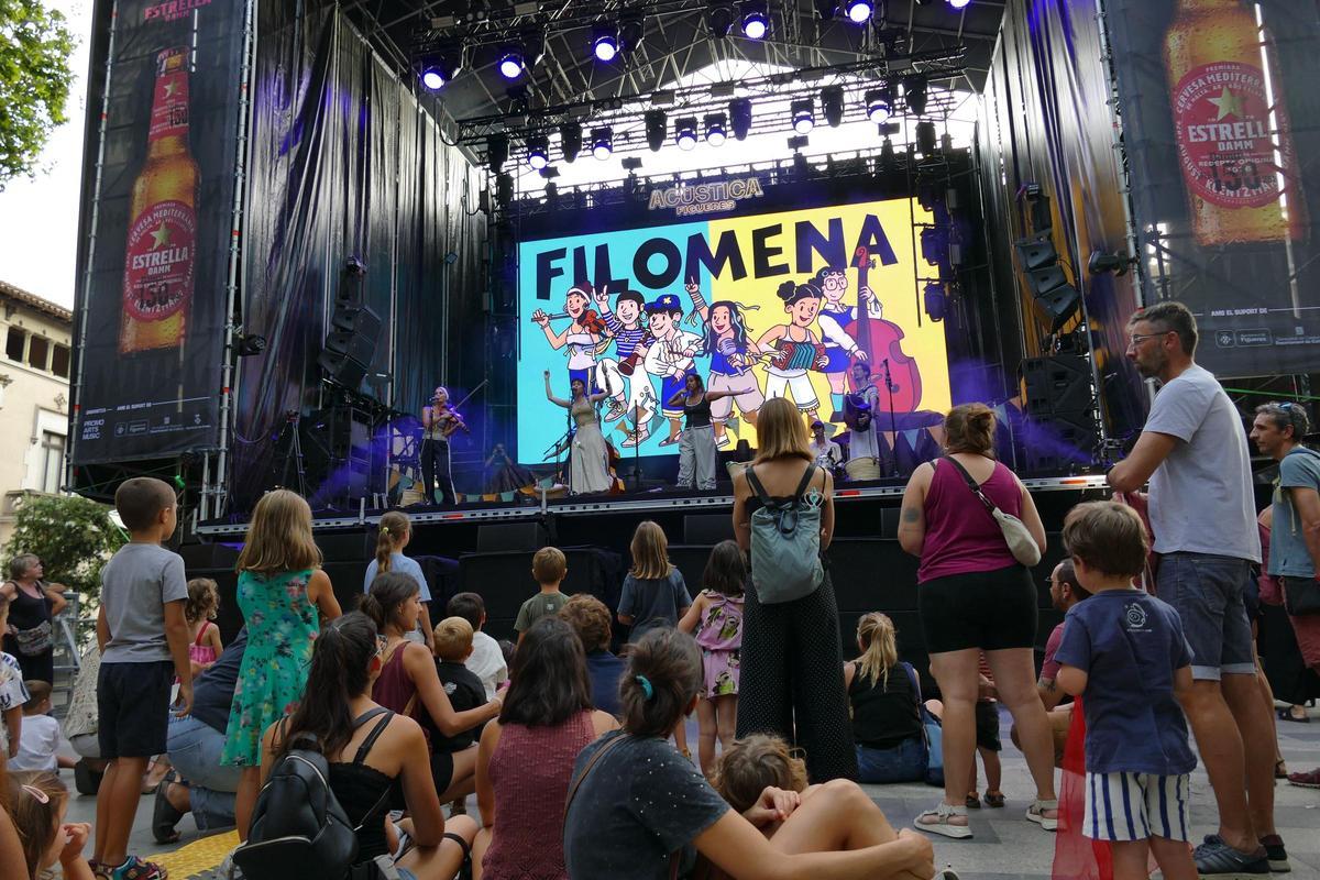 EN IMATGES | L'Acústica celebra la seva segona nit amb un ambient festiu i reivindicatiu