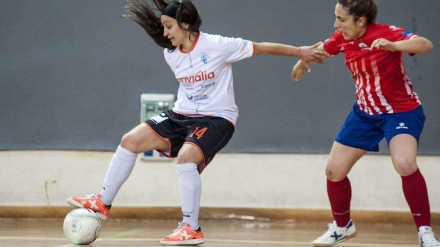 Sara Moreno, del Envialia, protege el balón en el partido de ayer en Os Remedios. // Brais Lorenzo