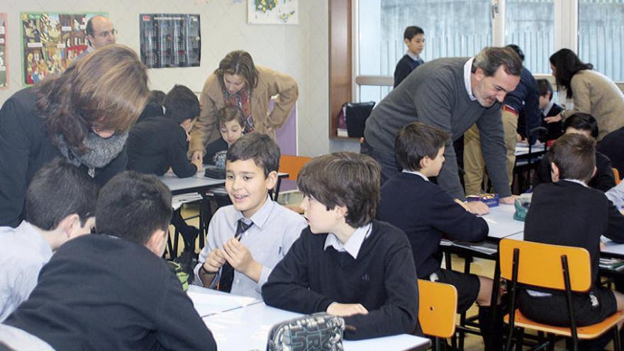 Los padres disfrutan de las actividades en inglés de sus hijos.