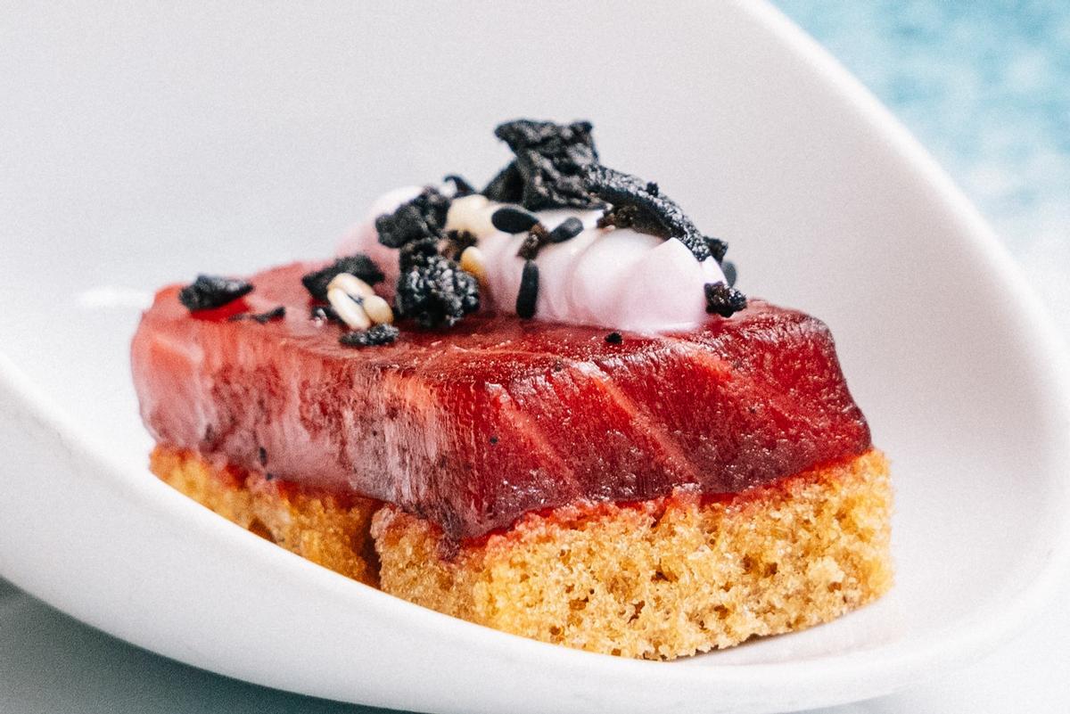 Taco de salmón y remolacha con yogur griego y 'crumble' salado del restaurante Terrum (Hyatt Regency Barcelona Tower).
