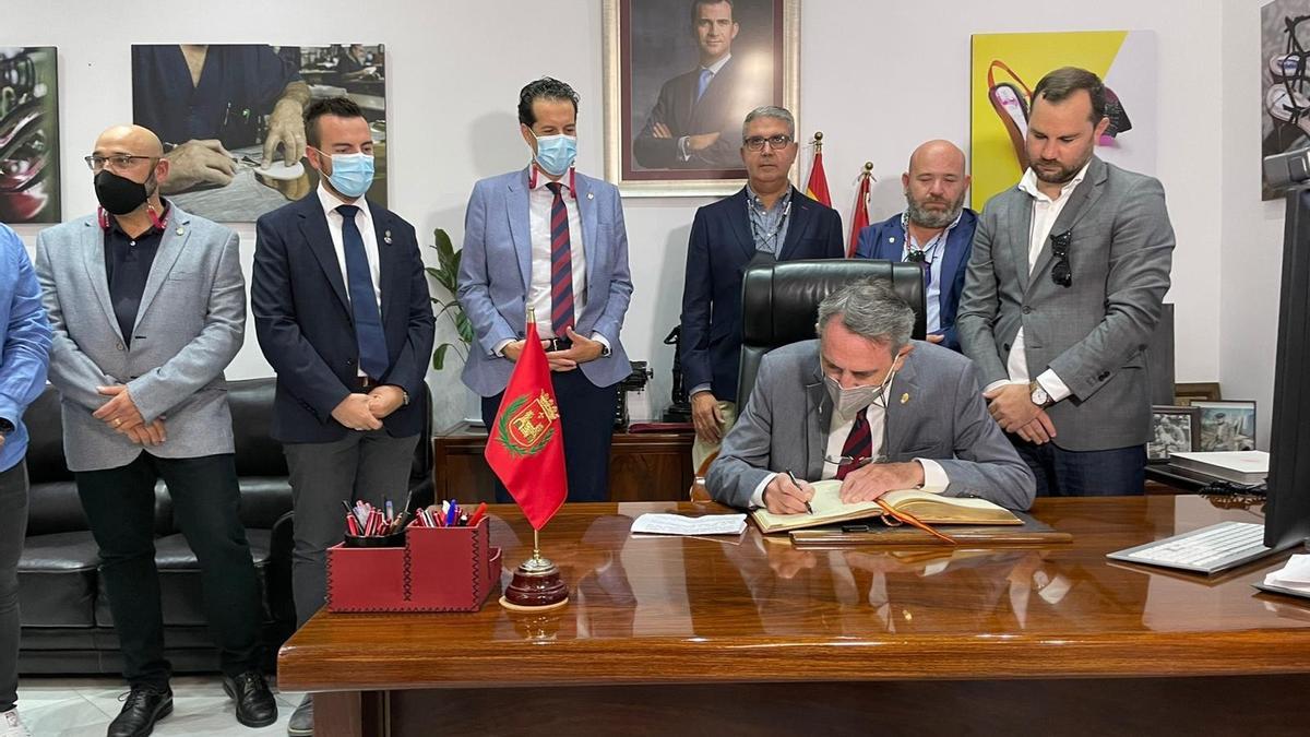 Manuel Guill firmando en el Libro de Oro del Ayuntamiento de Elda.