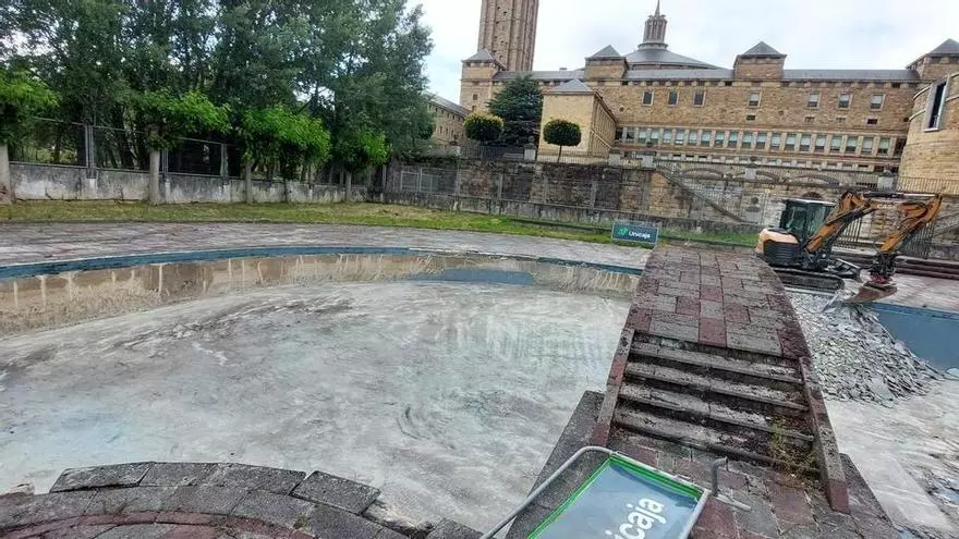 Un pasito más para disfrutar de las piscinas de La Laboral: las excavadoras empiezan sus labores