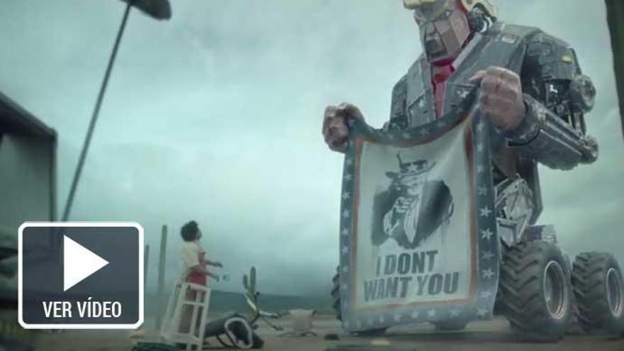 El robot de Donald Trump sostiene una pancarta xenófoba.