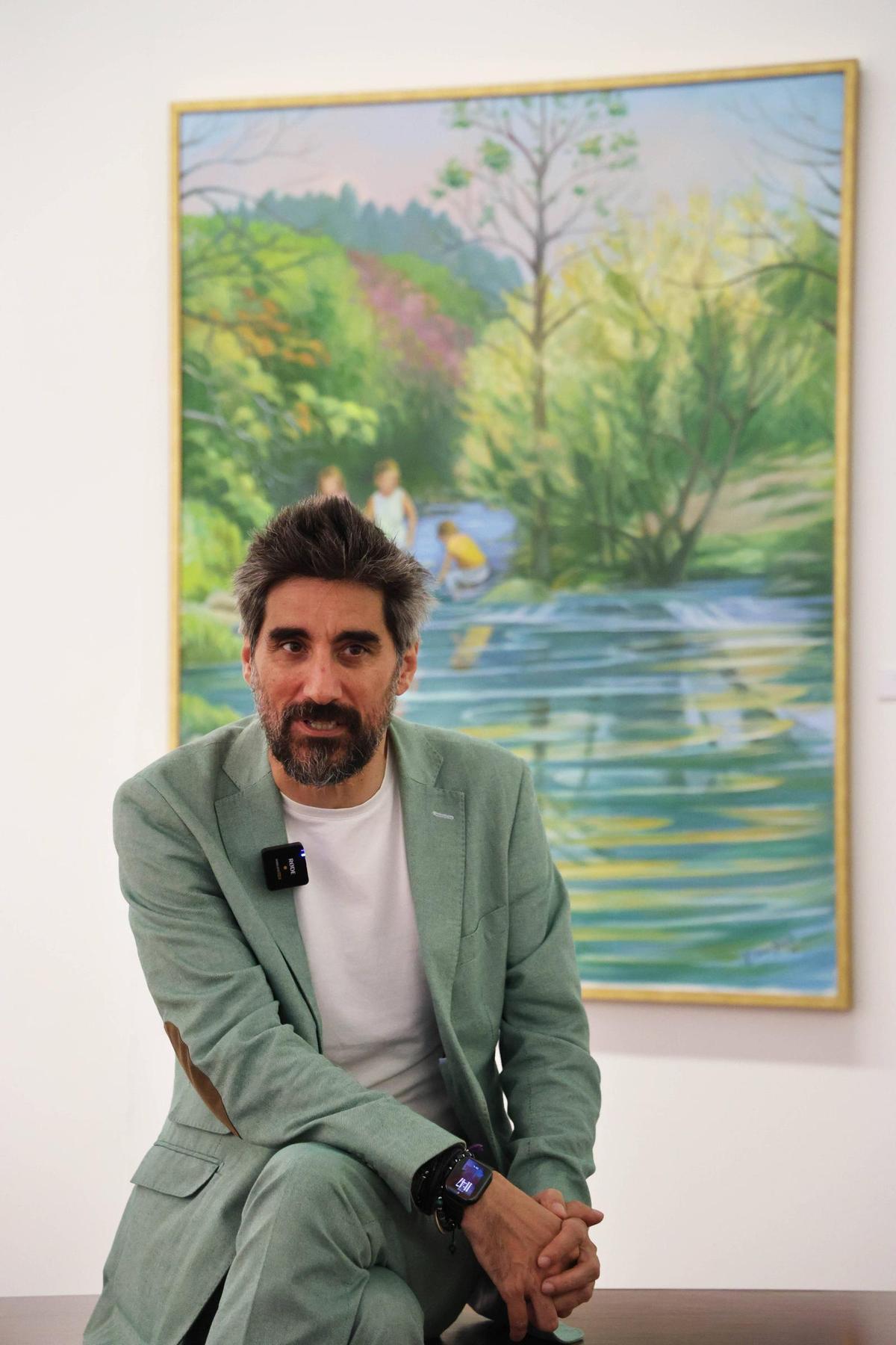 Manel Loureiro, en la sala de exposiciones I de la sede de AFundación en Vigo, junto a un cuadro de Elisa Ábalo.