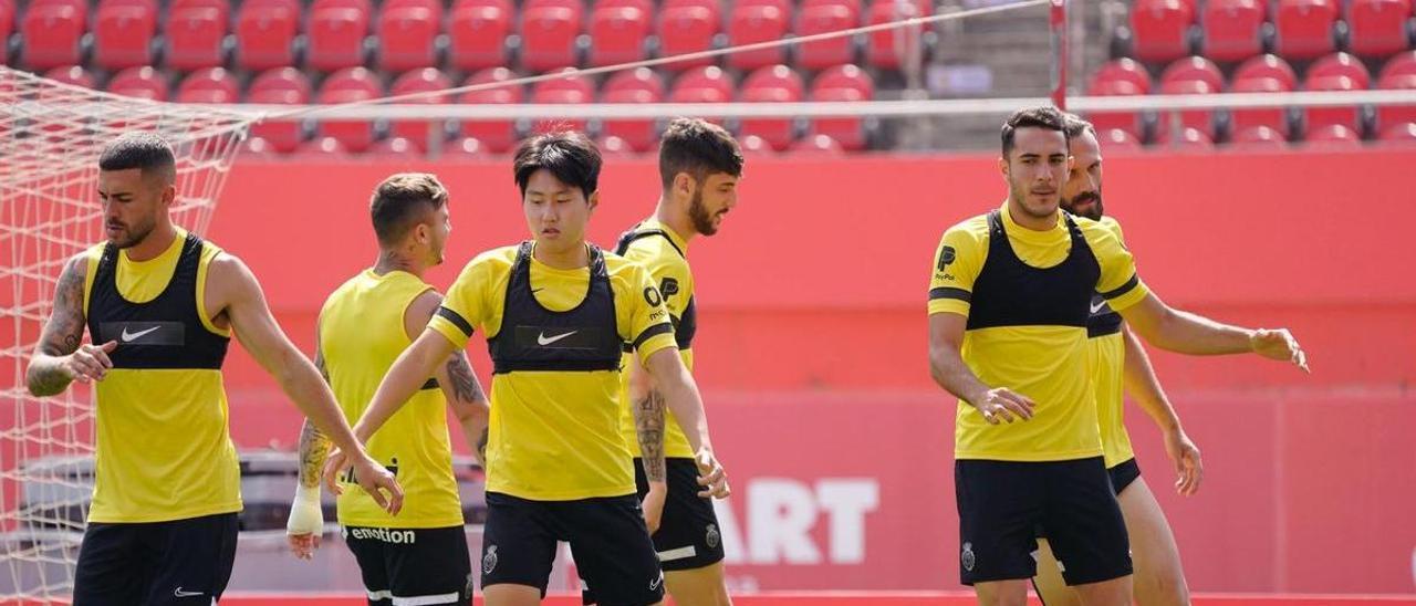 Caras de concentración en el último entrenamiento del Mallorca, ayer en Son Moix.