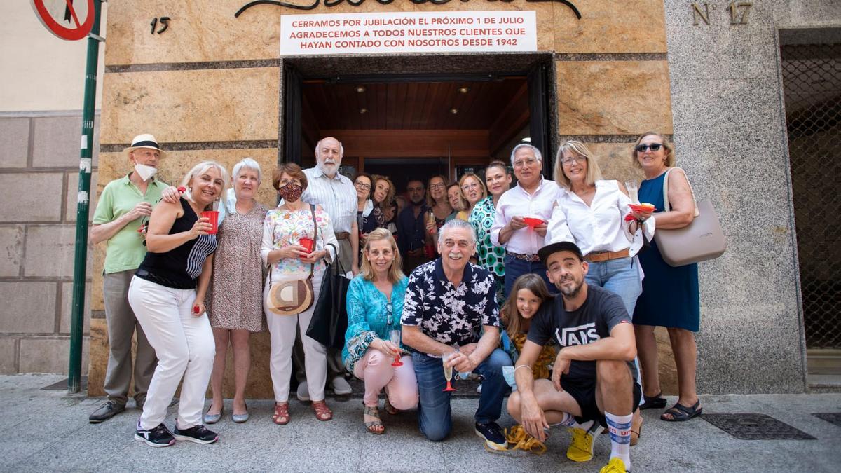 Clientes, vecinos y amigos han despedido Sánchez Fotógrafos como merece tras 80 años de historia en Castelló.