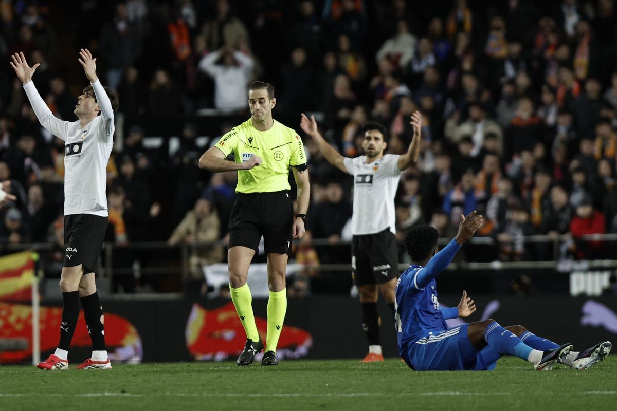Alberola Rojas, durante el Valencia CF 0 - 2 Real Madrid que dirigió esta temporada.