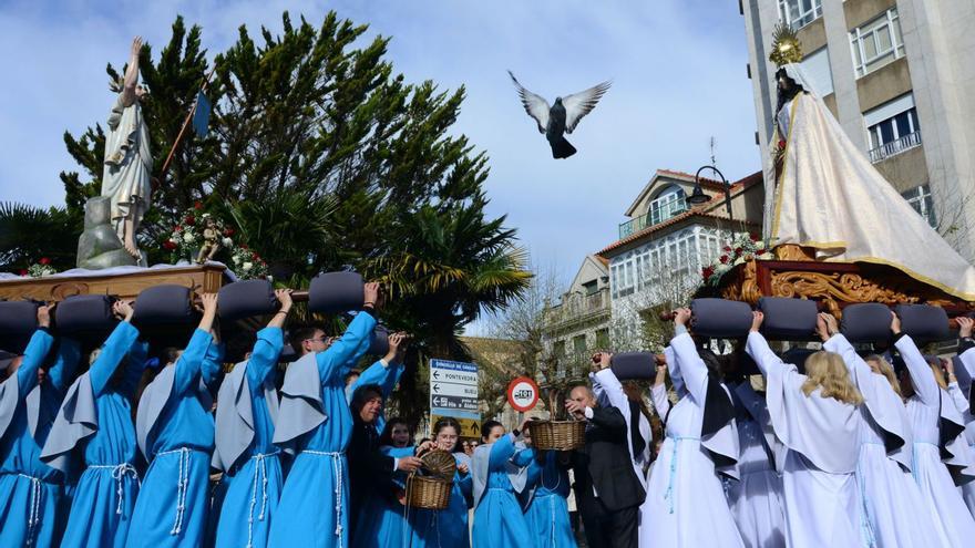 Los costaleros alzan las imágenes del Cristo y la Virgen, en su encuentro, mientras sueltan palomas.