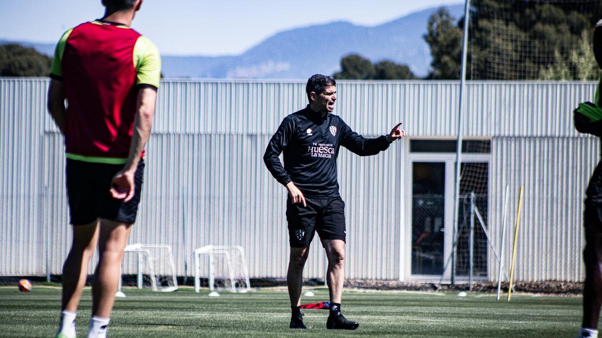 Antonio Hidalgo dirige un entrenamiento de la SD Huesca.