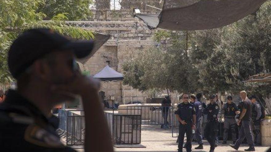 Un grup de policies israelians controla l&#039;accés a Al Aqsa