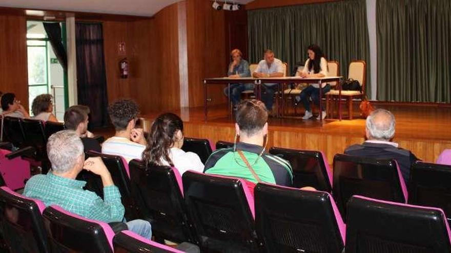 La reunión tuvo lugar en el salón de actos de la Casa da Cultura de Silleda.