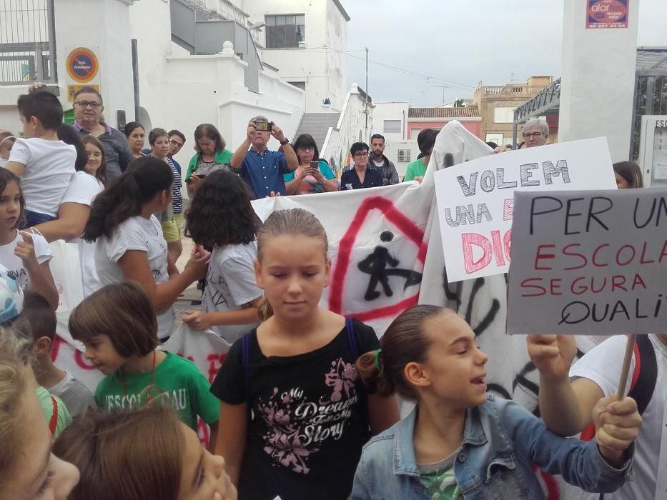 Protesta por el mal estado del colegio de la Font d'en Carròs