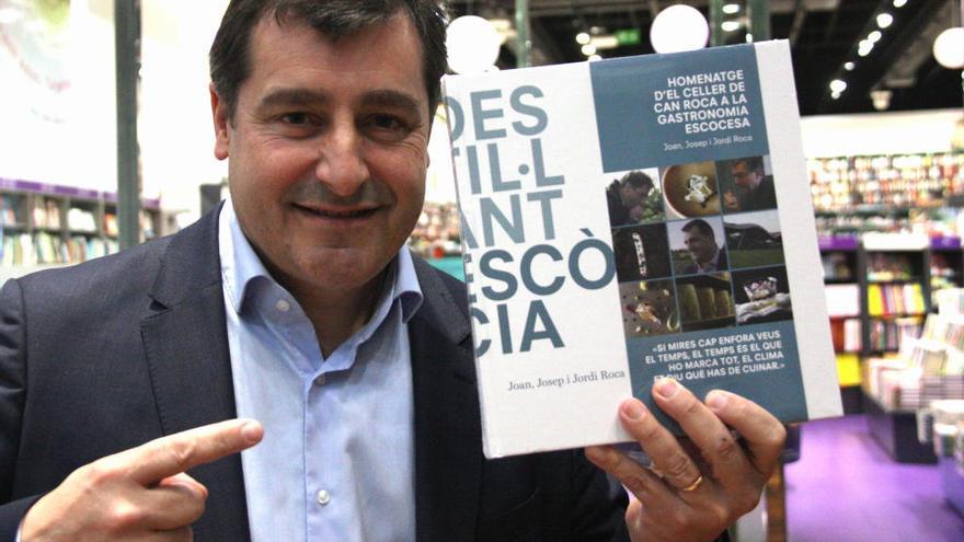 Josep Roca, agafant el llibre «Destil·lant Escòcia»