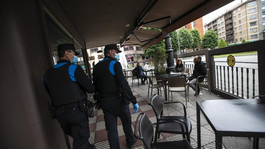 La Policía Local de Oviedo controla terrazas