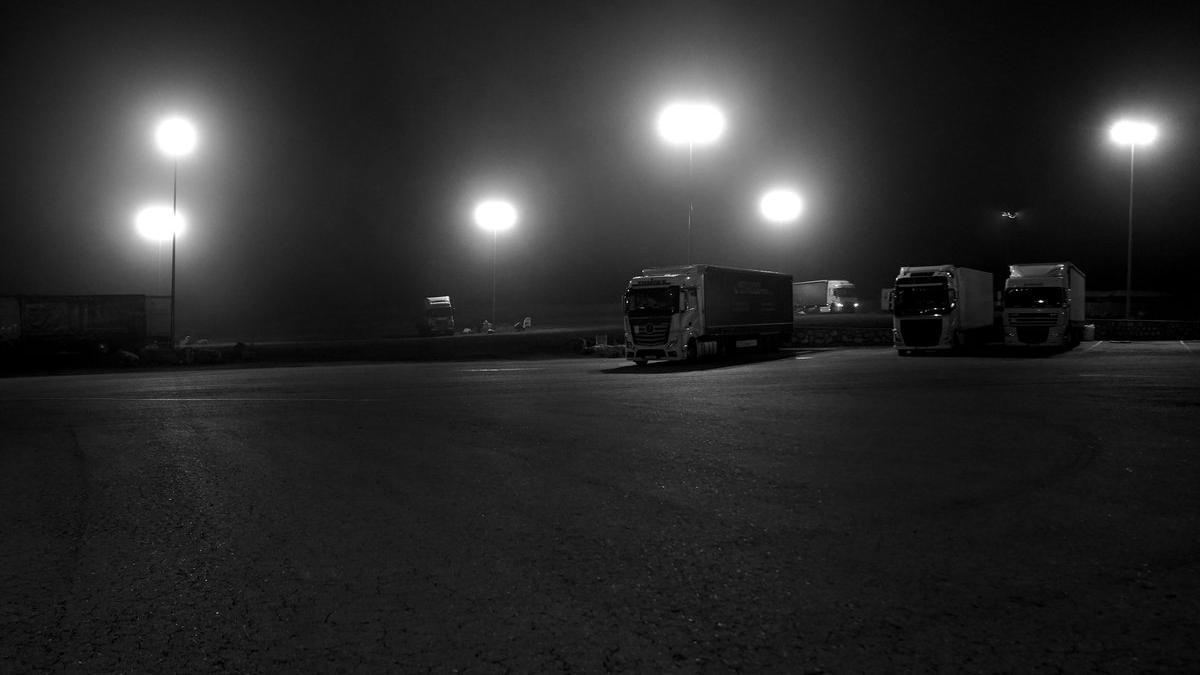 Los camiones cruzan de noche en solitario la España perimetrada por culpa de la covid.