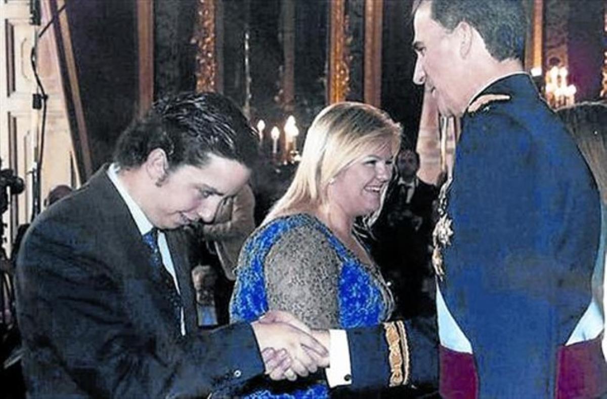 Francisco Nicolás Goméz-Iglesias saluda el Rei en una recepció (sobre aquestes línies). A l’esquerra, entre Ana Rosa Quintana i Esperanza Aguirre. A sota, amb Ana Botella. Les fotos estan penjades al seu perfil de Facebook.