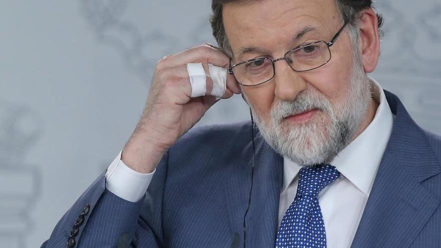 Rajoy da margen a Cifuentes al señalar los currículums inflados de la oposición