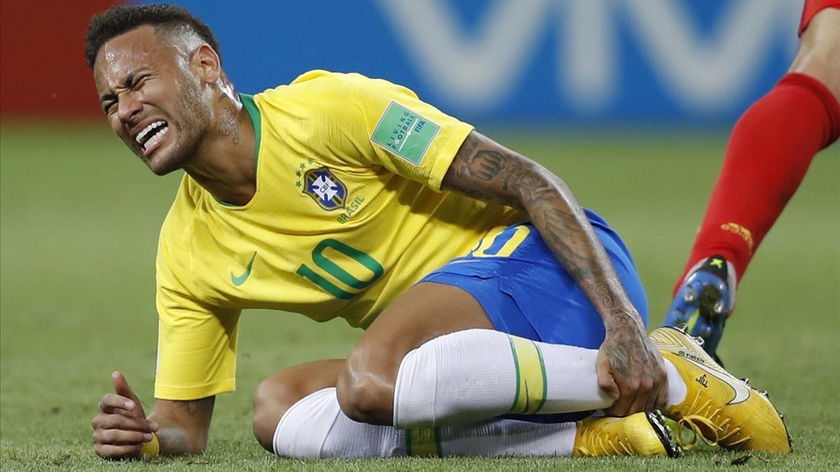 zentauroepp44184669 brazil s neymar holds his shinbone during the quarterfinal m180809195631