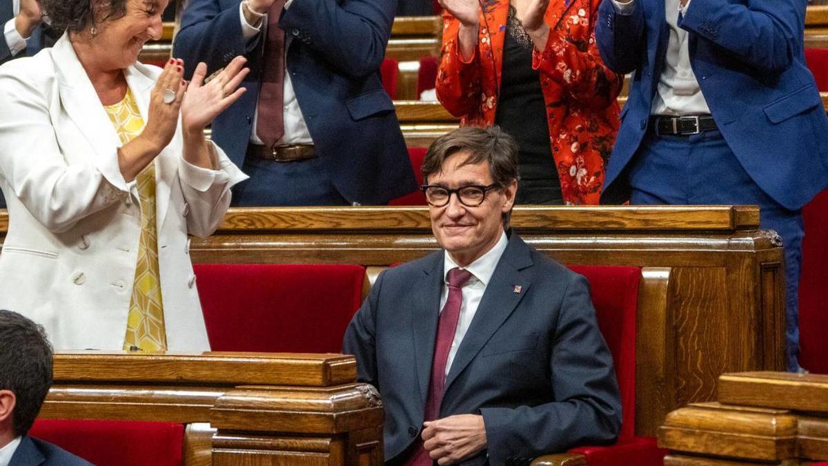 Salvador Illa, entre aplausos en el Parlament.