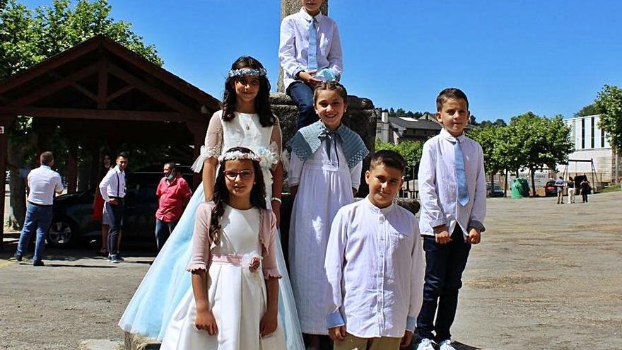 Siete niños de El Puente celebran su primera comunión 