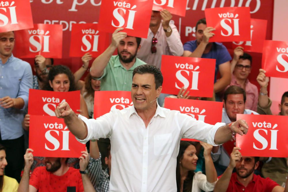 Pedro Sánchez concluye su jornada de campaña en Málaga con un mitin en la Facultad de Derecho de la universidad malagueña.