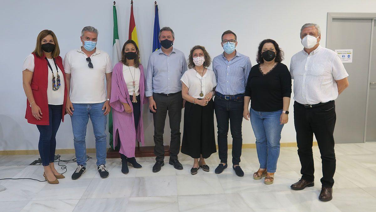 Carmen Campos, a la izquierda, e Isabel Ambrosio, justo a Juan Espadas.