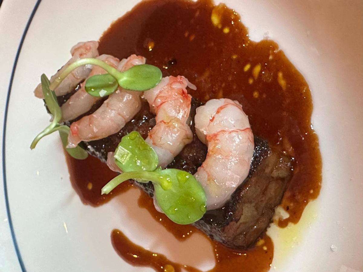 Lingote de manitas de cerdo con gamba roja curada