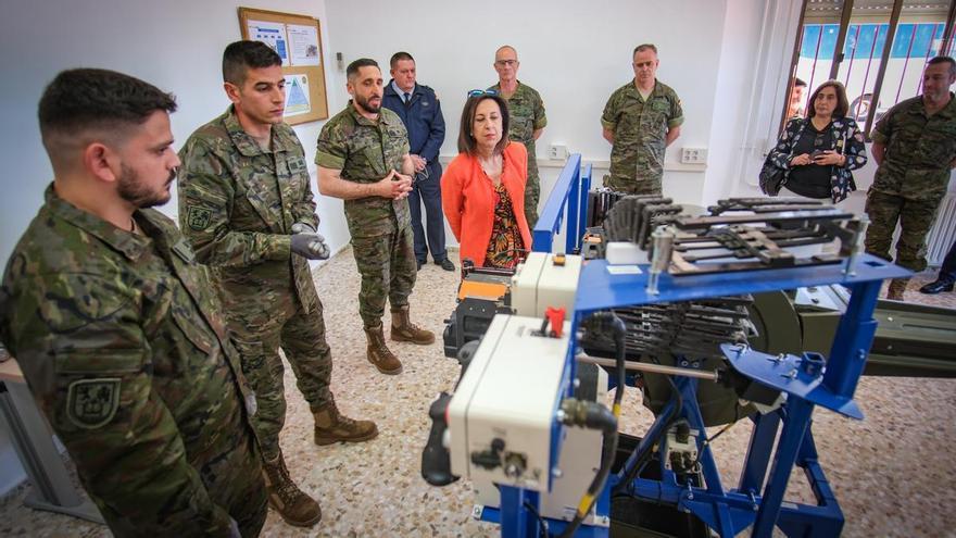 La ministra de Defensa visita la Base General Menacho de Badajoz