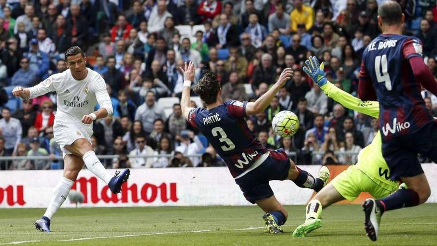 Cristiano Ronaldo lanza entre una nube de jugadores del Eibar para anotar su gol.