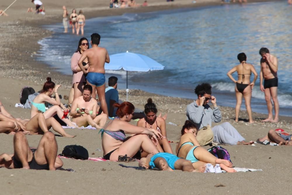 La subida de las temperaturas de los últimos días, que tendrá el sábado sus máximas, ha llevado a muchos malagueños a las playas de la capital.