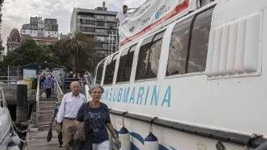 Viajeros subiendo al barco.