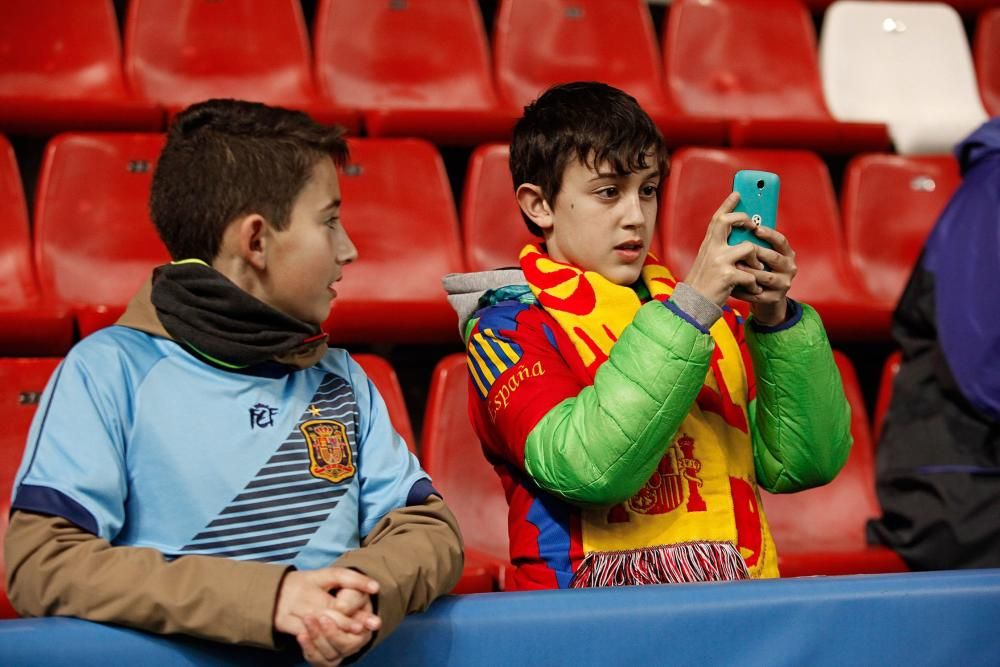 Aficionados en El Molinón durante el España-Israel