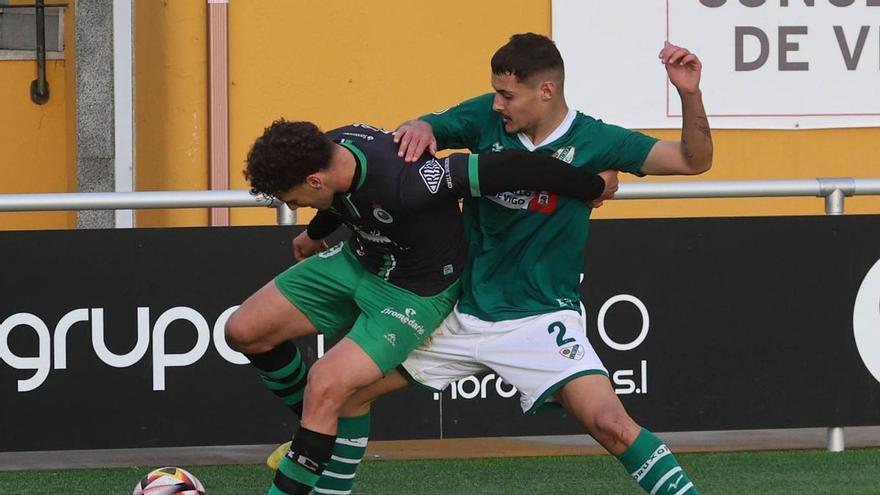 Borja pelea con un jugador del Rayo Cantabria por hacerse con el balón durante el partido de ayer en O Vao.