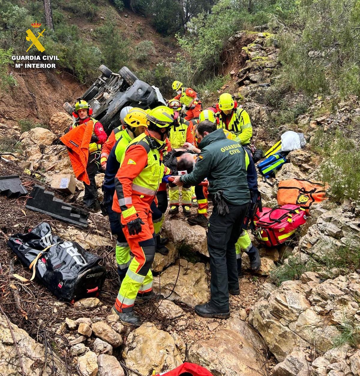 Los diferentes servicios de rescate auxiliando al hombre caído a un terraplén de 15 metros en Sot de Chera.