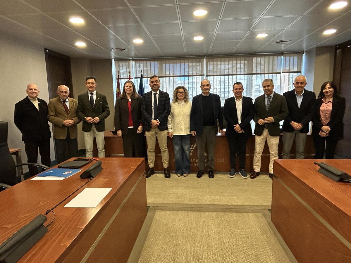 Miembros de la Comisión Especial de Estudio sobre la situación del Trasvase Tajo-Segura, en la Asamblea Regional.