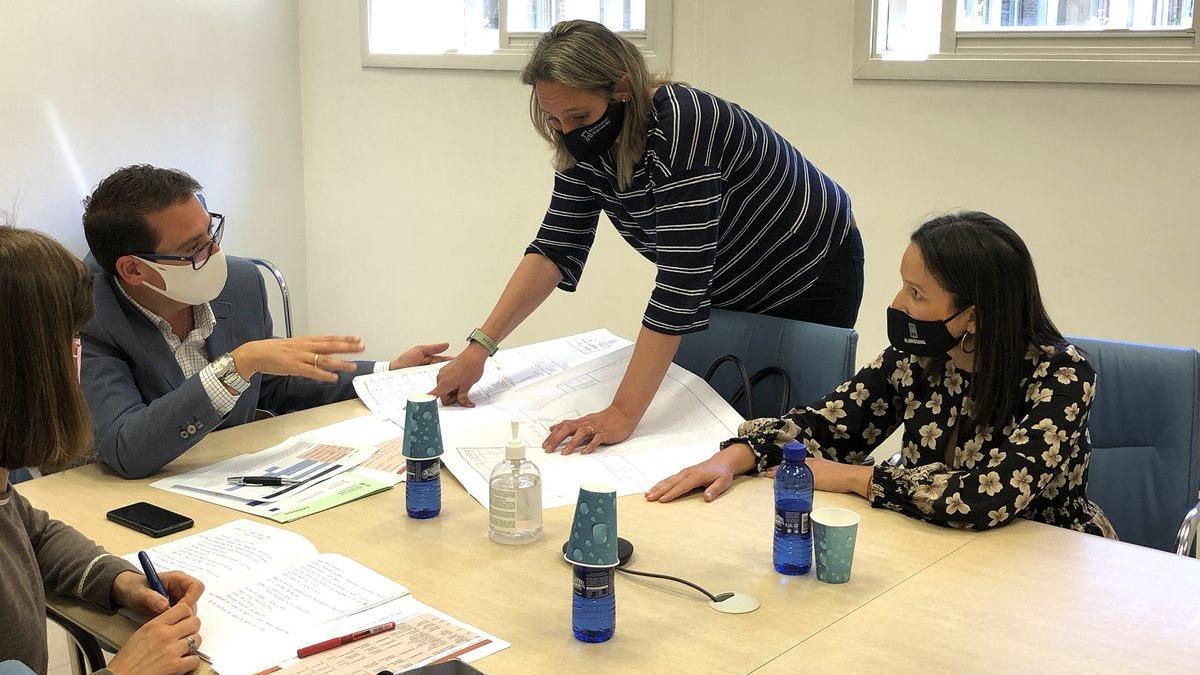 Foto de archivo de la reunión entre el director general de Infraestructuras Educativas y la alcaldesa de Almassora para tratar proyectos del ‘Edificant'.