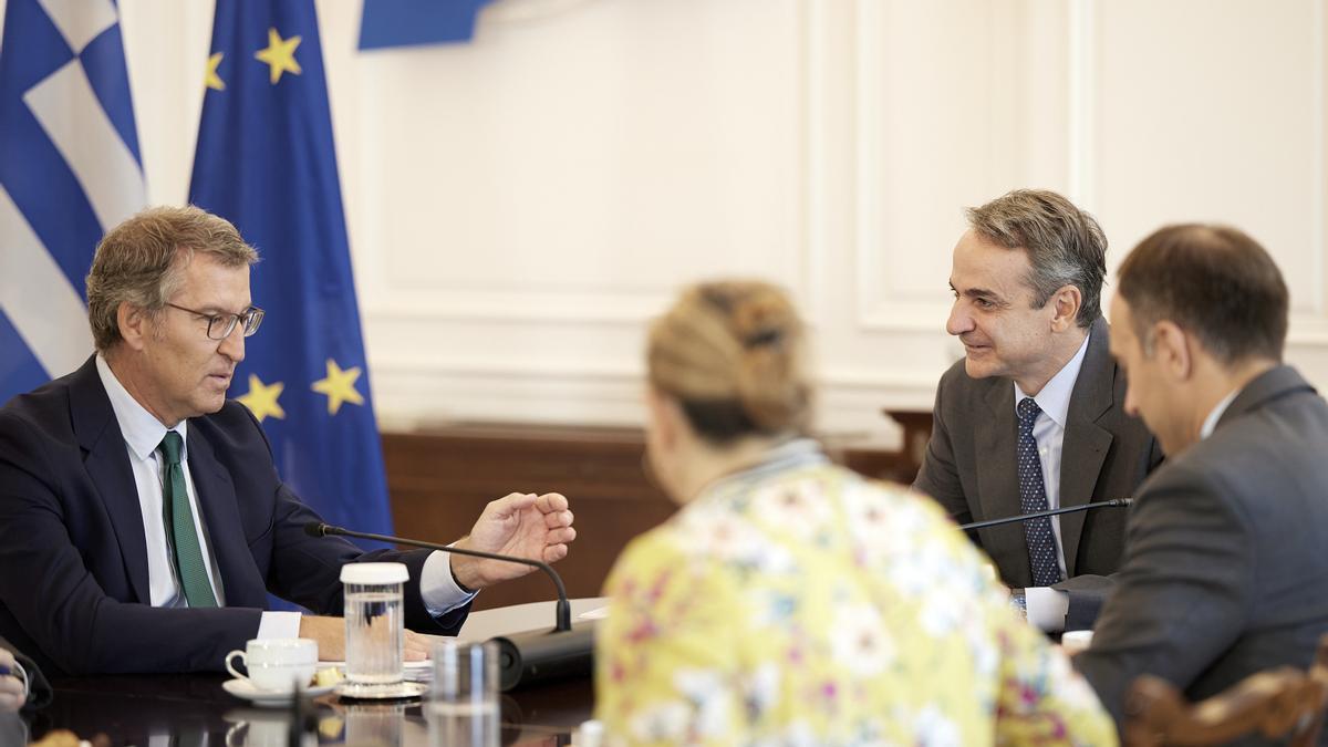 Alberto Núñez Feijóo con el primer ministro de Grecia, el conservador Kyriákos Mitsotákis, la semana pasada en Atenas.