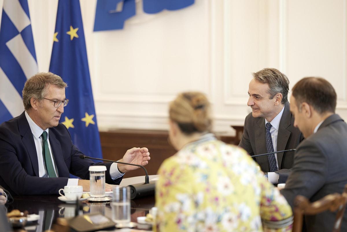Alberto Núñez Feijóo con el primer ministro de Grecia, el conservador Kyriákos Mitsotákis, la semana pasada en Atenas.