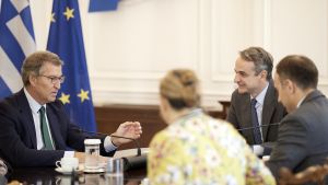Alberto Núñez Feijóo con el primer ministro de Grecia, el conservador Kyriákos Mitsotákis, la semana pasada en Atenas.