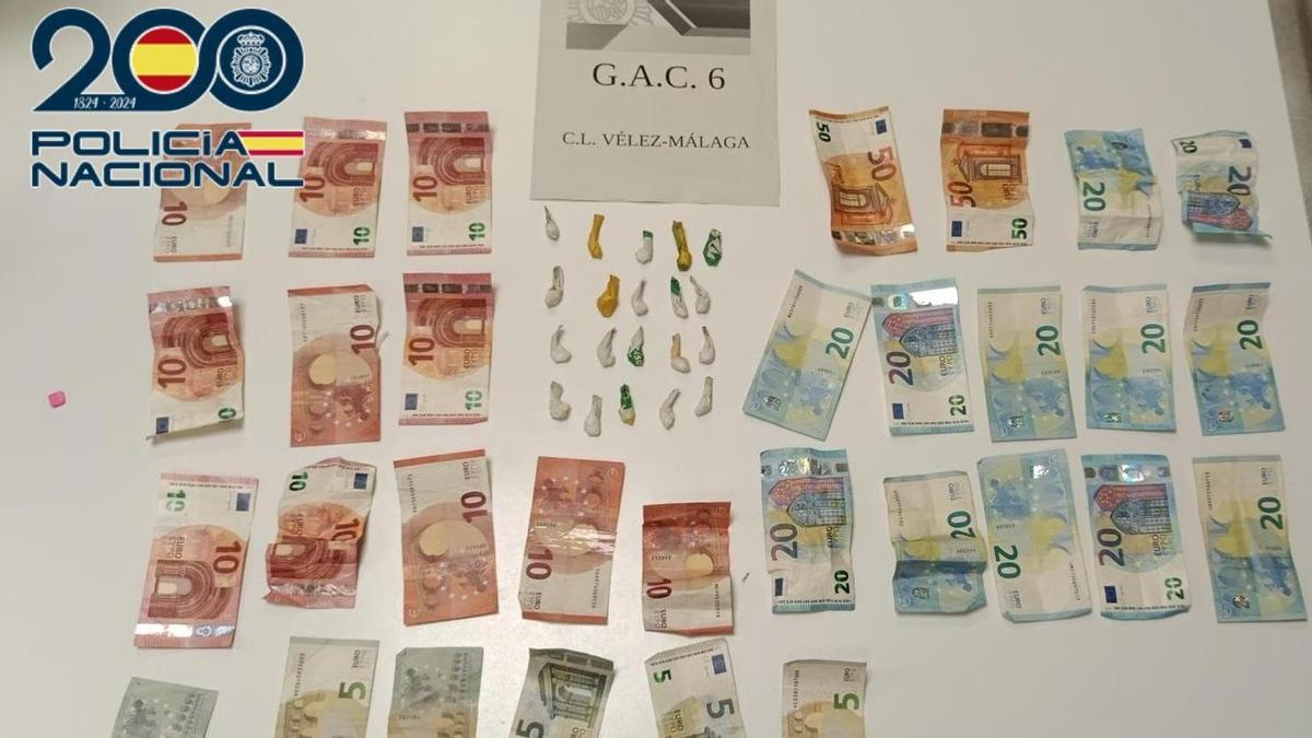 Dinero procedente de la venta de drogas y algunas de las dosis intervenidas.