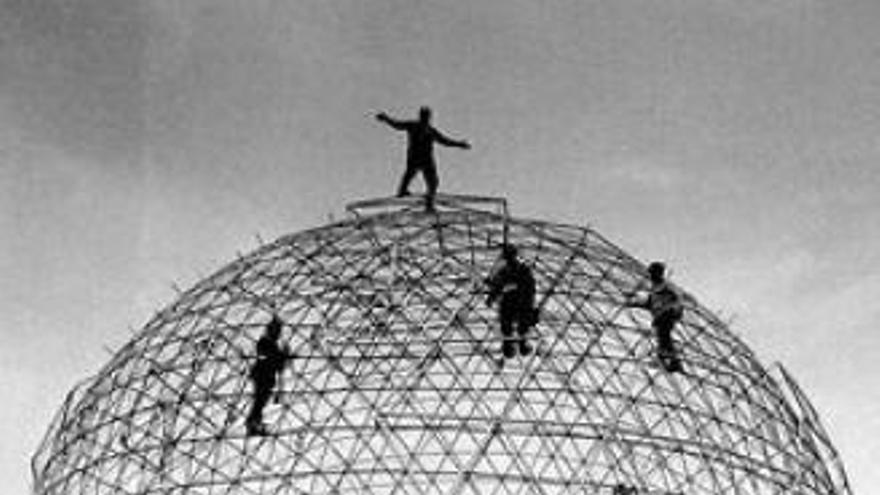 Imatge històrica de la cúpula geodèsica del Teatre-Museu Dalí.