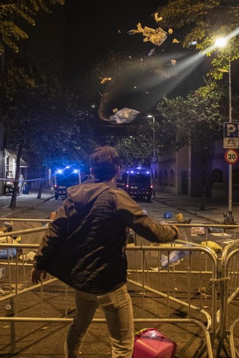 El CDR demana la dimissió de Buch i llança escombraries a la subdelegació del govern a Girona