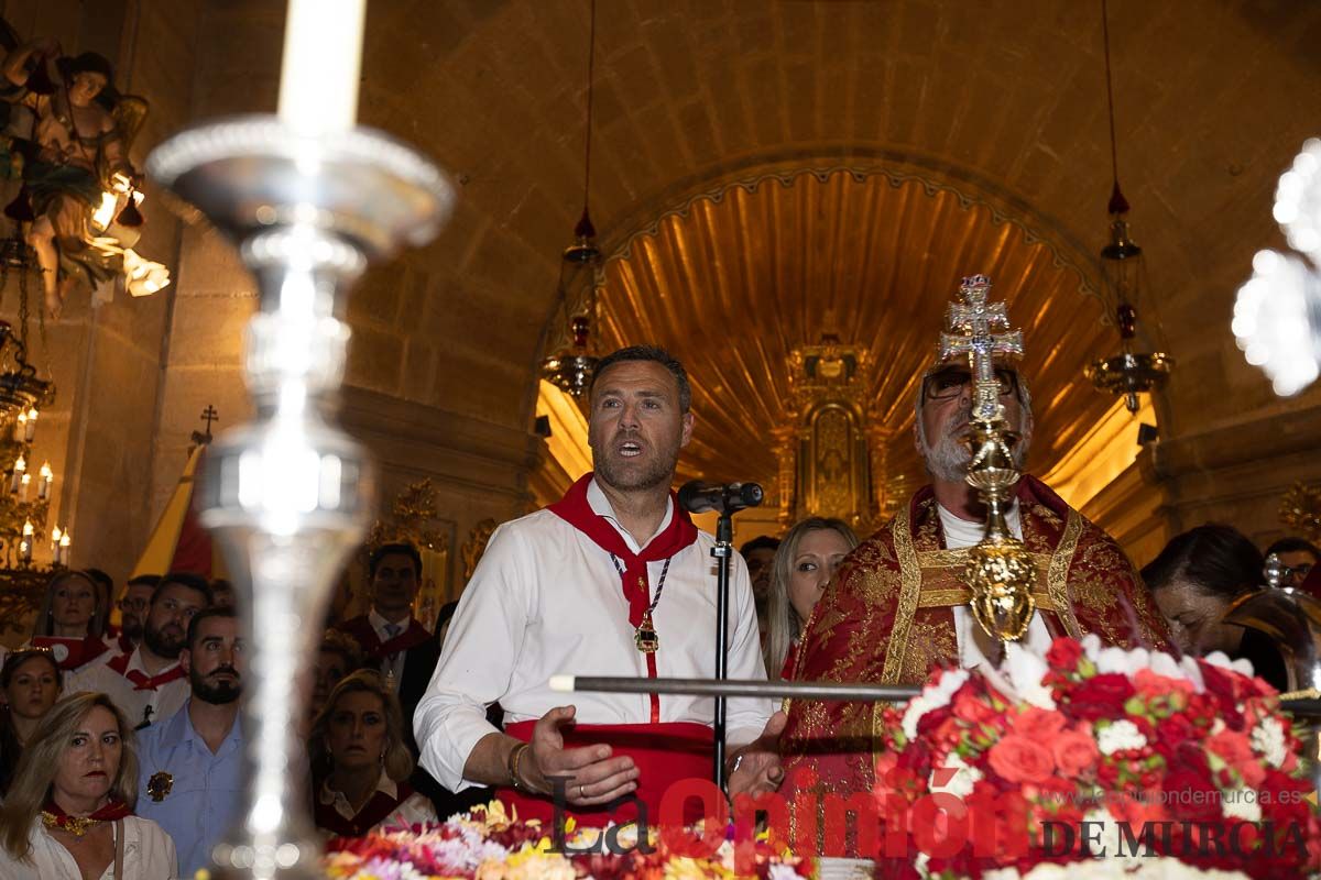 Bandeja de flores y ritual de la bendición del vino en las Fiestas de Caravaca