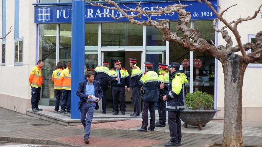 Entrada del Tanatori amb Albert Batlle en primer terme.