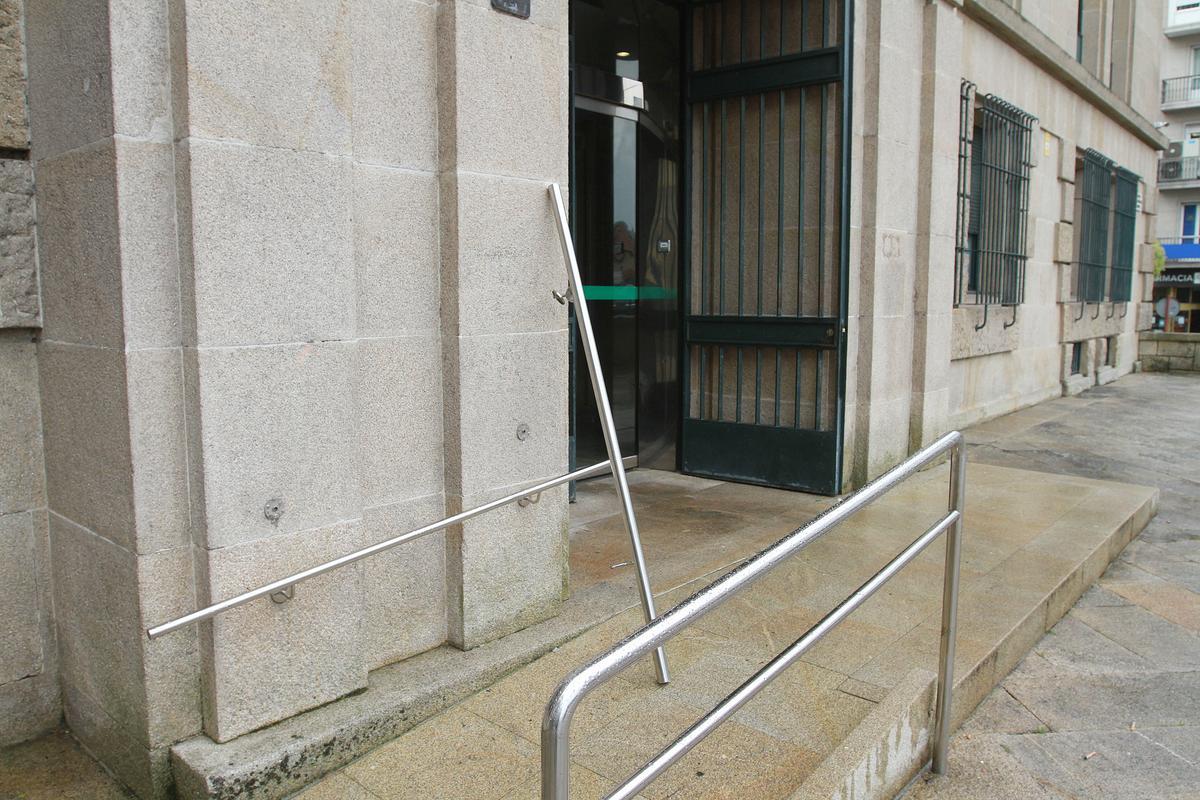 Una de las barandillas de la rampa de acceso para personas con movilidad reducida, rota.