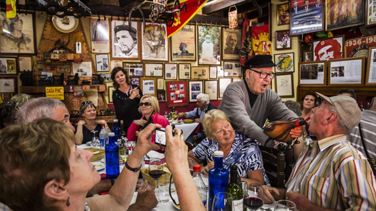 Casa Pinet, la paella amb la falç i el martell d’Alacant, al so de ’La internacional’. 