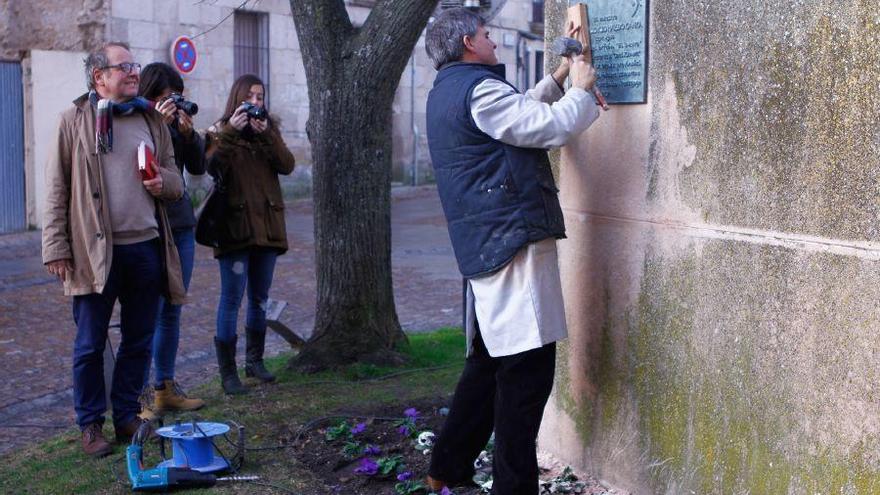 Ricardo Flecha coloca la placa.