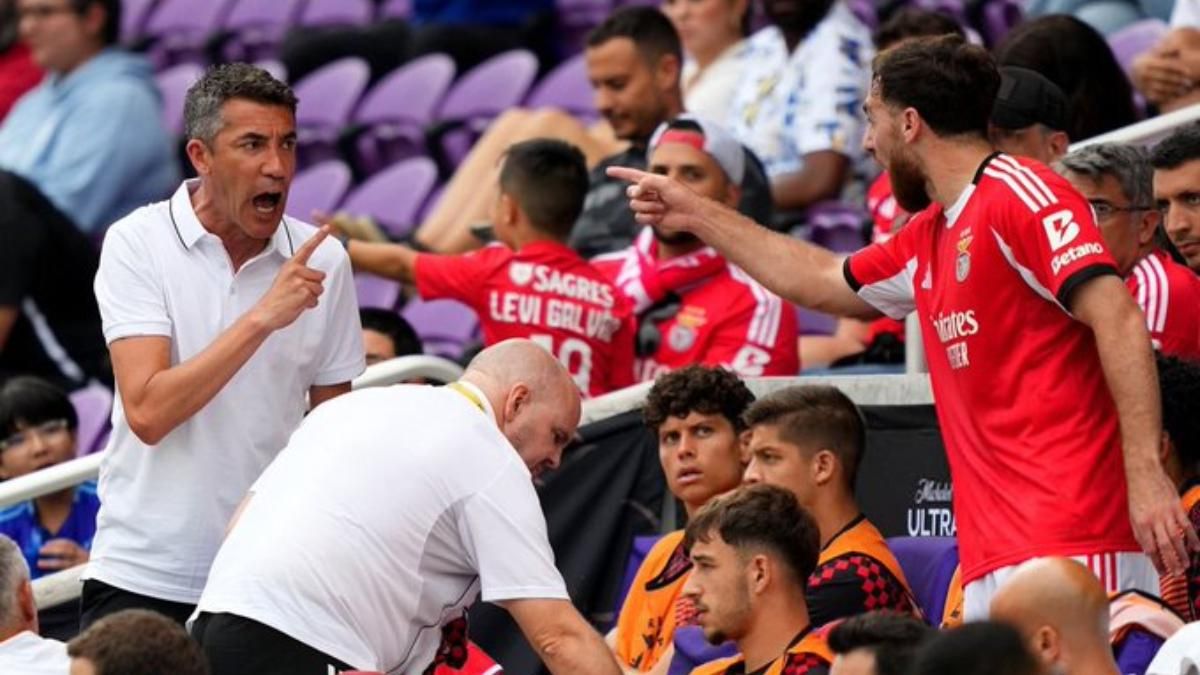El entrenador portugués Bruno Lage, durante su discusión con Kökçü